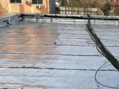 云浮卫生间漏水维修公司分享下云浮屋面楼顶防水刚性防水层施工要点。